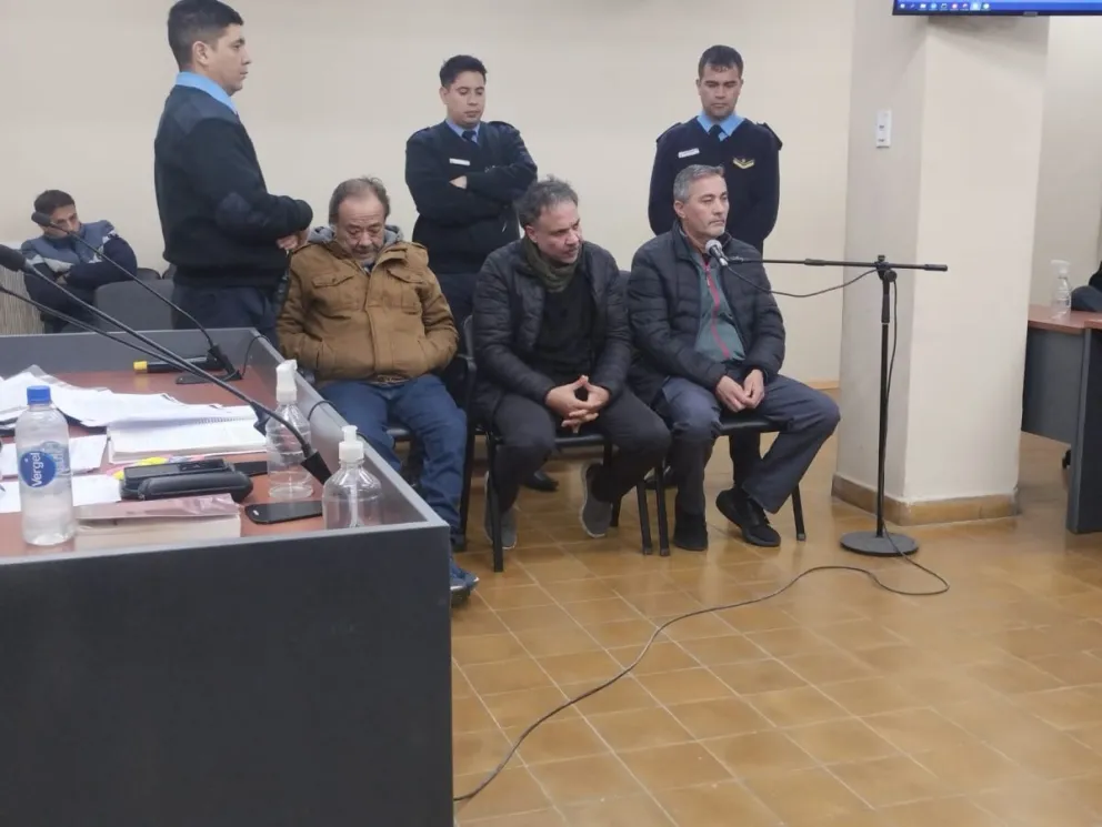 De izquierda a derecha: Roberto Vega, secretario general del gremio textil, Francisco Fernández Muñoz, titular de la empresa constructora Afcom SRL, y Miguel Aciar, socio de la firma DGA Construcciones. Fotos 0264Noticias.