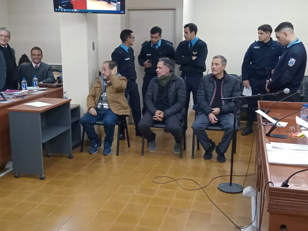 De izquierda a derecha: Roberto Vega, secretario general del gremio textil, Francisco Fernández Muñoz, titular de la empresa constructora Afcom SRL, y Miguel Aciar, socio de la firma DGA Construcciones.