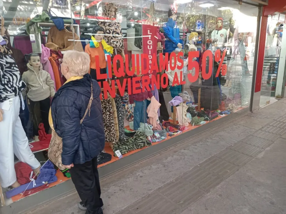 En el centro numerosos comercios exhiben carteles promocionando liquidaciones. 