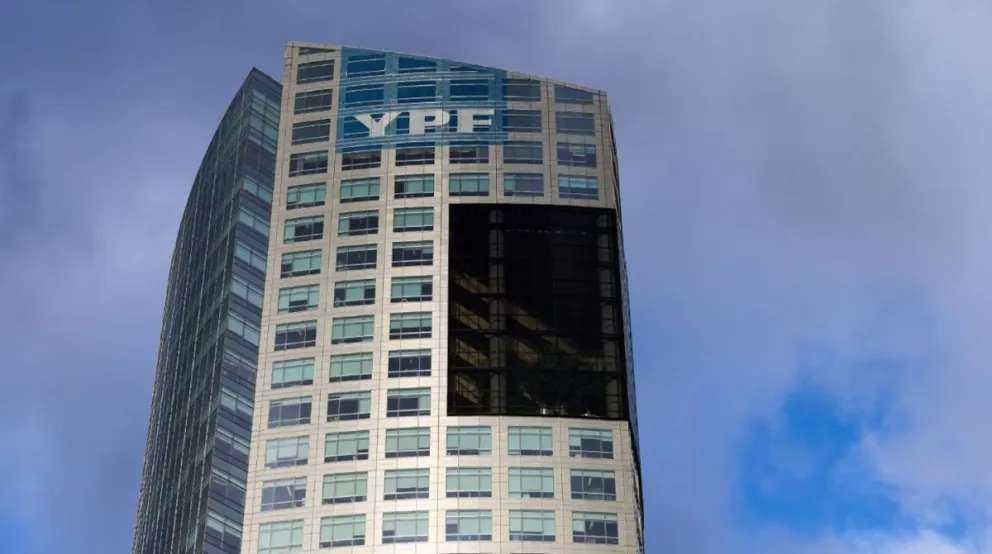 Juicio por YPF: la jueza Preska define si suspende la orden que obliga a la Argentina a entregar las acciones. 