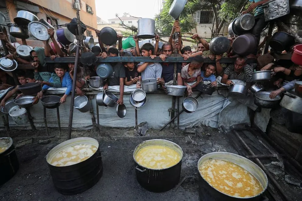 La crisis alimentaria en Gaza deja escenas de desesperación entre la población civil que sufre la guerra. 
