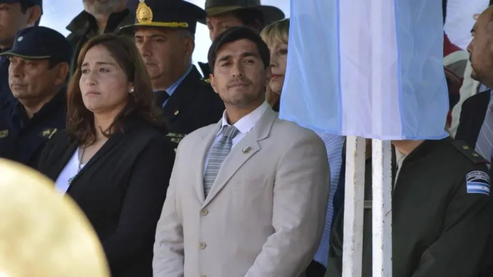 No va más. El intendente de Calingasta, Sebastián Carbajal, junto a su ahora exdirectora de Acción Social, Silvana Pizarro, durante un acto pasado.