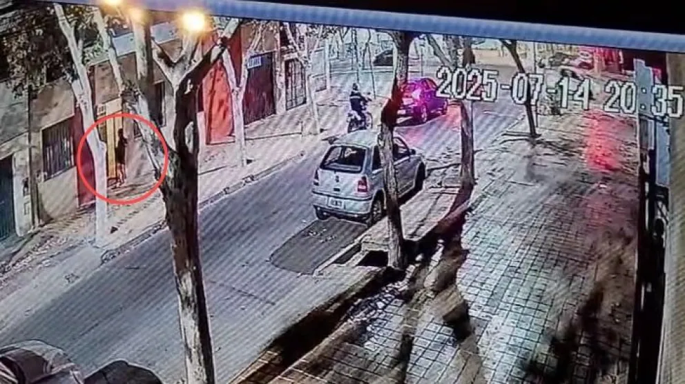 En el video se muestra como segundos después de que el dueño ingresa su vehículo, el ladrón entra. Siete minutos después sale en la bicicleta robada.  