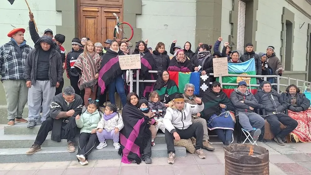 Mapuches de Neuquén se encadenaron frente a la sede de la gobernación provincial. 