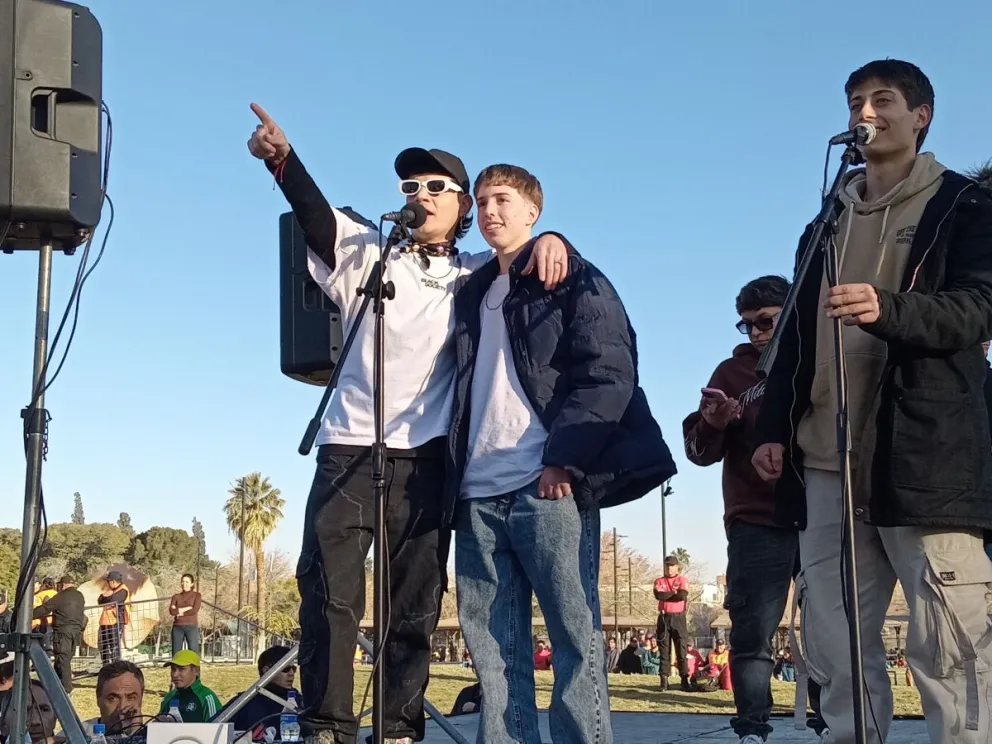 Convocante. Peter Regalos, junto a un influencer local, en el evento que realizó en el Parque de Mayo la semana pasada.