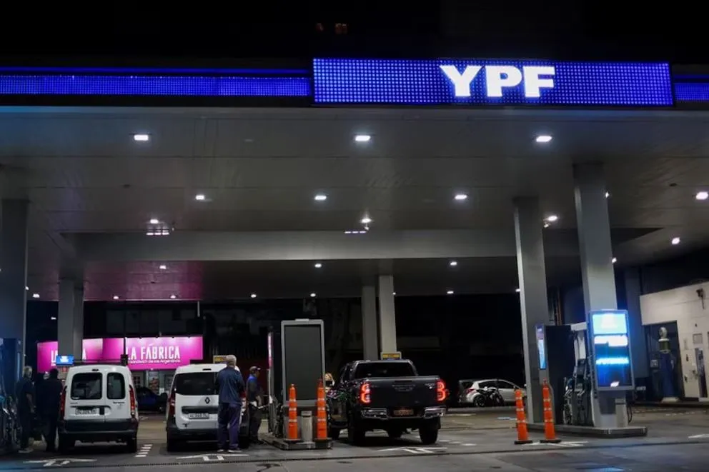 YPF aumentará los precios de los combustibles desde esta medianoche.
