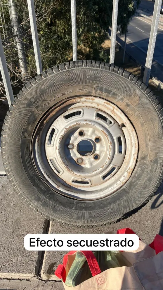 Detuvieron a un ladrón que robó una rueda de una cochera.