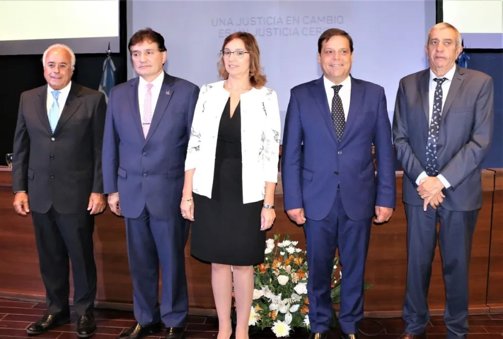 La Corte de Justicia junto al fiscal General. 