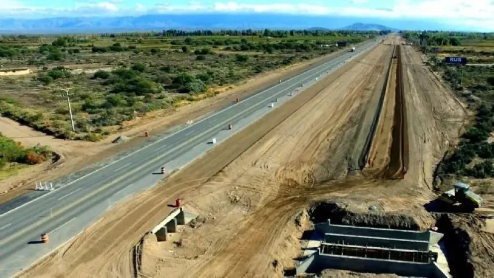 En medio de la suspensión de la Ruta 40, en la UOCRA afirman que a fin de mes dos proyectos mineros comenzarán a subir trabajadores. 