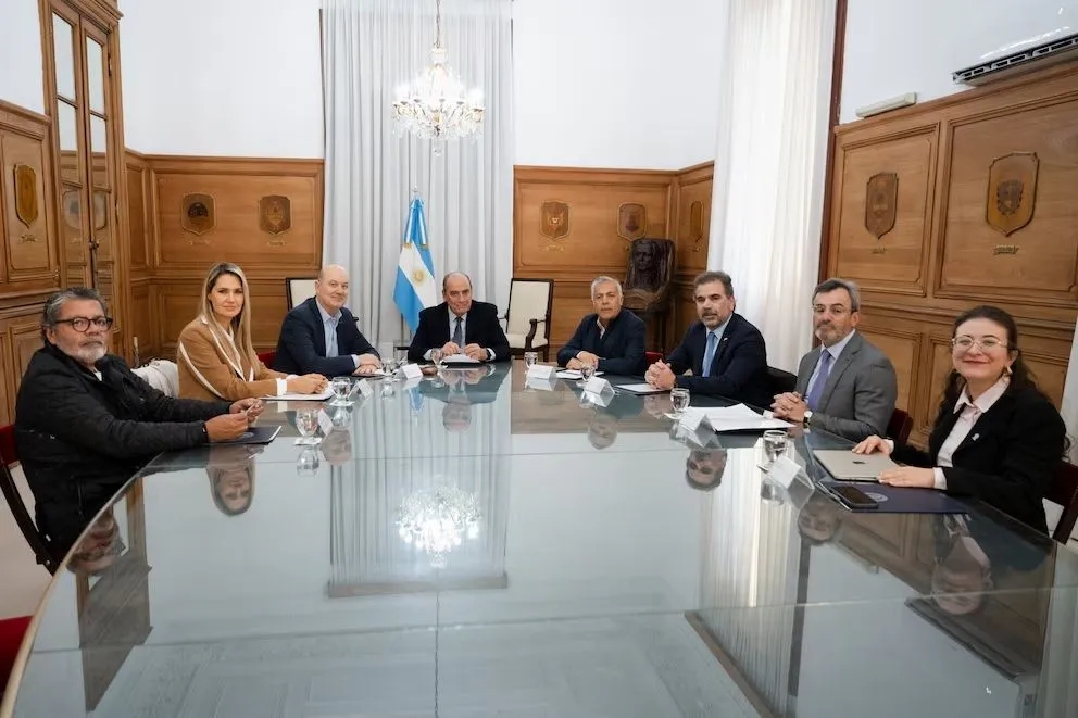 La primera foto del Consejo de Mayo. Gerardo Martínez, Carolina Losada, Federico Sturzenegger, Guillermo Francos, Alfredo Cornejo, Cristian Ritondo y Martín Rappallini.