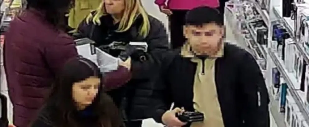 Apuntados. La pareja que tomó el celular de la víctima, el pasado viernes, en Moty Regalos.