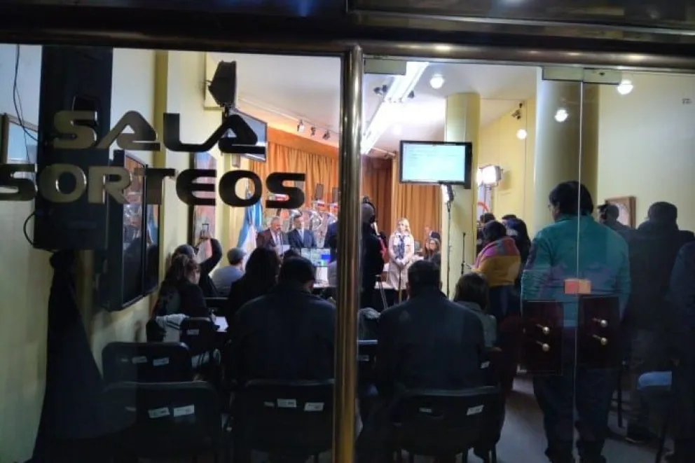 Pese al frío, unos pocos se animaron a seguir, estampita en mano, el sorteo de casas en la Caja de Acción Social. 