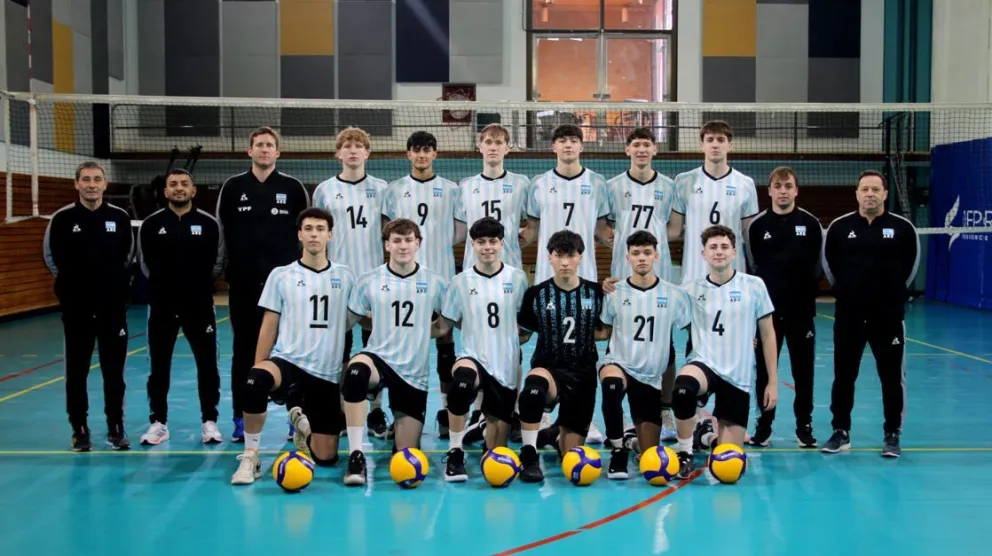 Los sanjuaninos Samuel Guidi Correa (11) y Benjamín Flores (09) en la fotografía oficial del seleccionado.