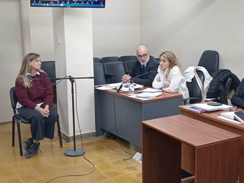 Rosario Cortez, a la izquierda, deberá pagar una suma de dinero y hacer tareas comunitarias por la amenaza de bomba que realizó. Foto: 0264Noticias