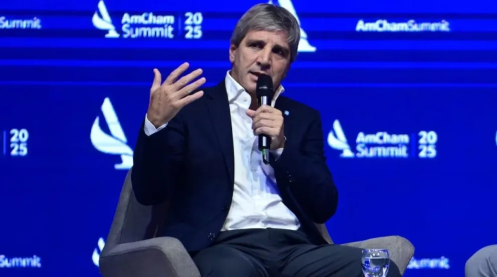 En alerta por la falta de dólares, el Gobierno postergará al menos hasta 2026 la salida del cepo para empresas. 