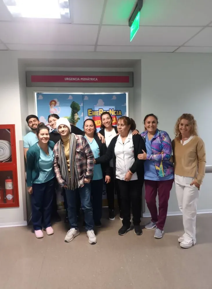 A casa. Elías Pezé, junto a parte del equipo médico del Hospital Rawson durante su internación.