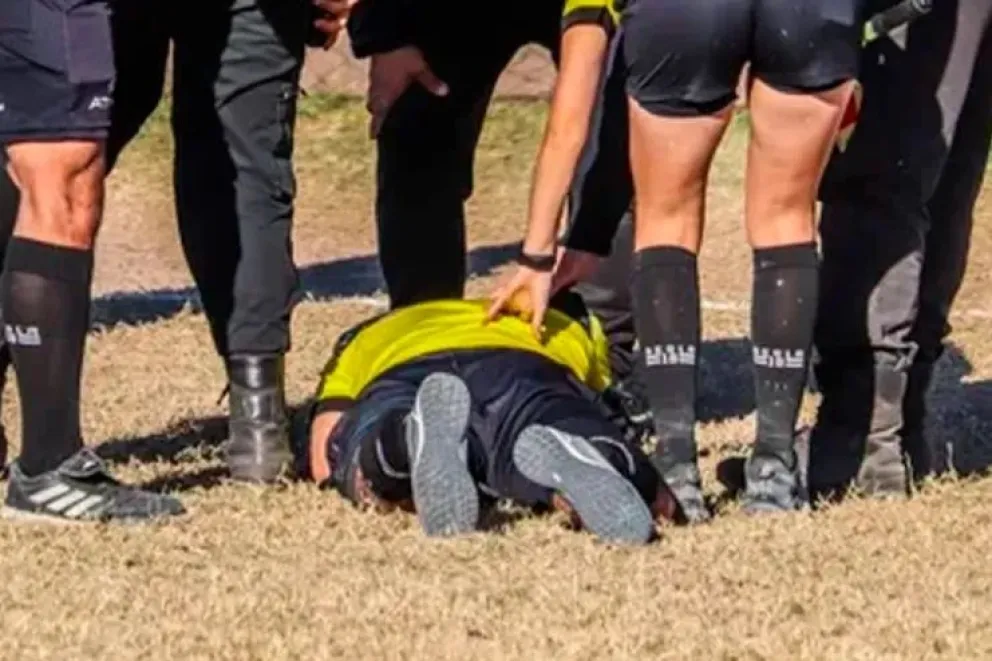 Golpeado. El árbitro, Jorge Rodríguez, de 53 años, tirado en el piso de la cancha de Defensores de Los Andes, tras los golpes recibidos el sábado 12 de julio.