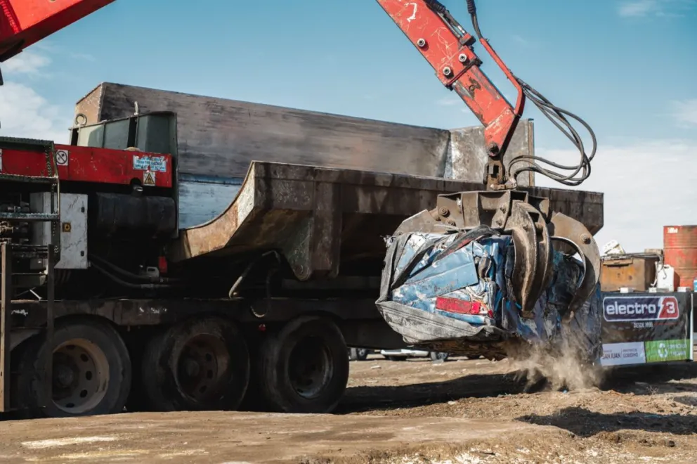 Procedimiento. A través del proceso de compactación, un vehículo queda reducido a un cubo de chatarra.