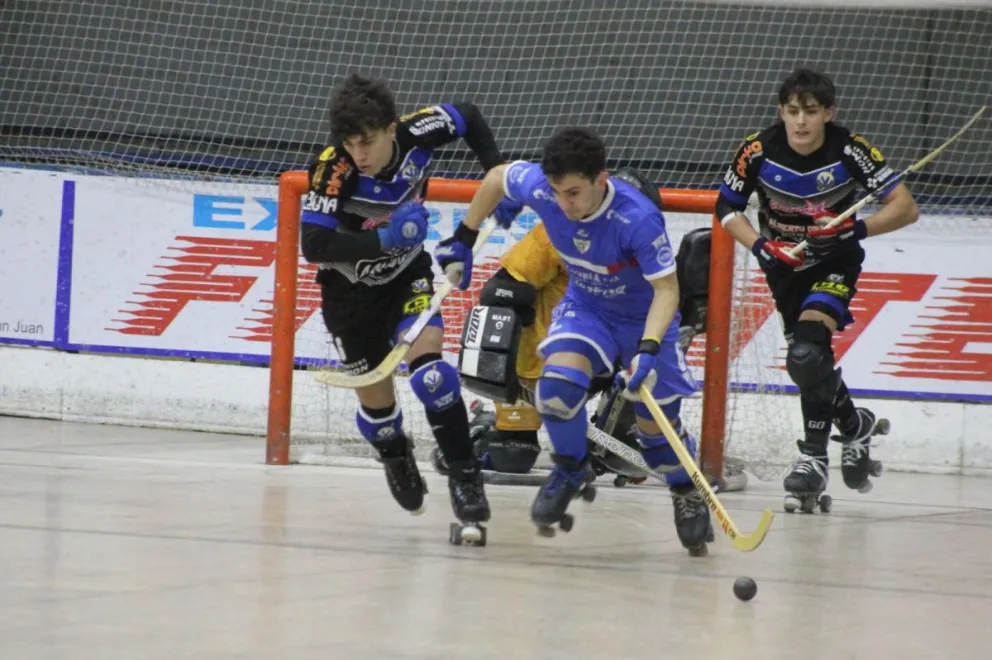 Olimpia frente a Casa de Italia de Mendoza.
