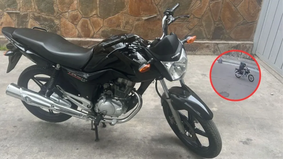Sustraída. La moto Honda que robó el delincuente el sábado y que se recuperó al día siguiente. En el círculo, el momento en que la cámara de seguridad lo toma a Pérez en pleno accionar.