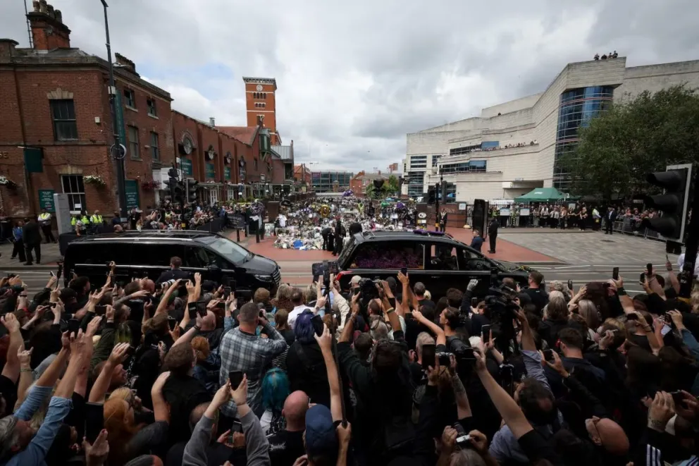 Birmingham despide a Ozzy Osbourne con un multitudinario cortejo fúnebre. 