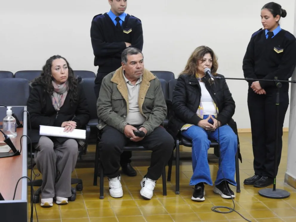 De izquierda a derecha: Cecilia Masquijo (señalada como partícipe) y los hermanos Roberto y Beatriz Bolado, que llegaban detenidos a la audiencia