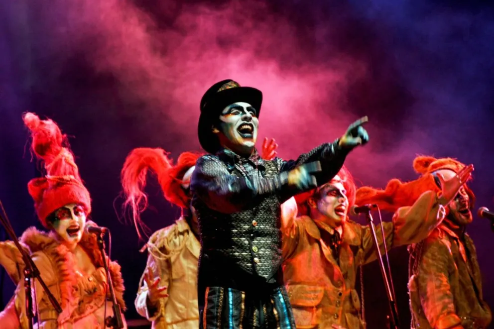 La reconocida murga uruguaya Agarrate Catalina llega a San Juan con un espectáculo que combina ironía, música y humor. 