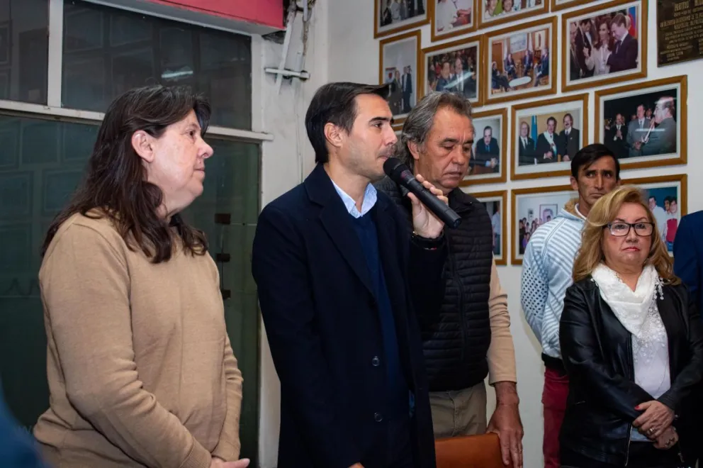 Respaldo. Rueda, con la presidenta de la Convención, Graciela Caselles. El organismo, por unanimidad, decidió darle amplias facultades para que decida en qué alianza jugará el partido.