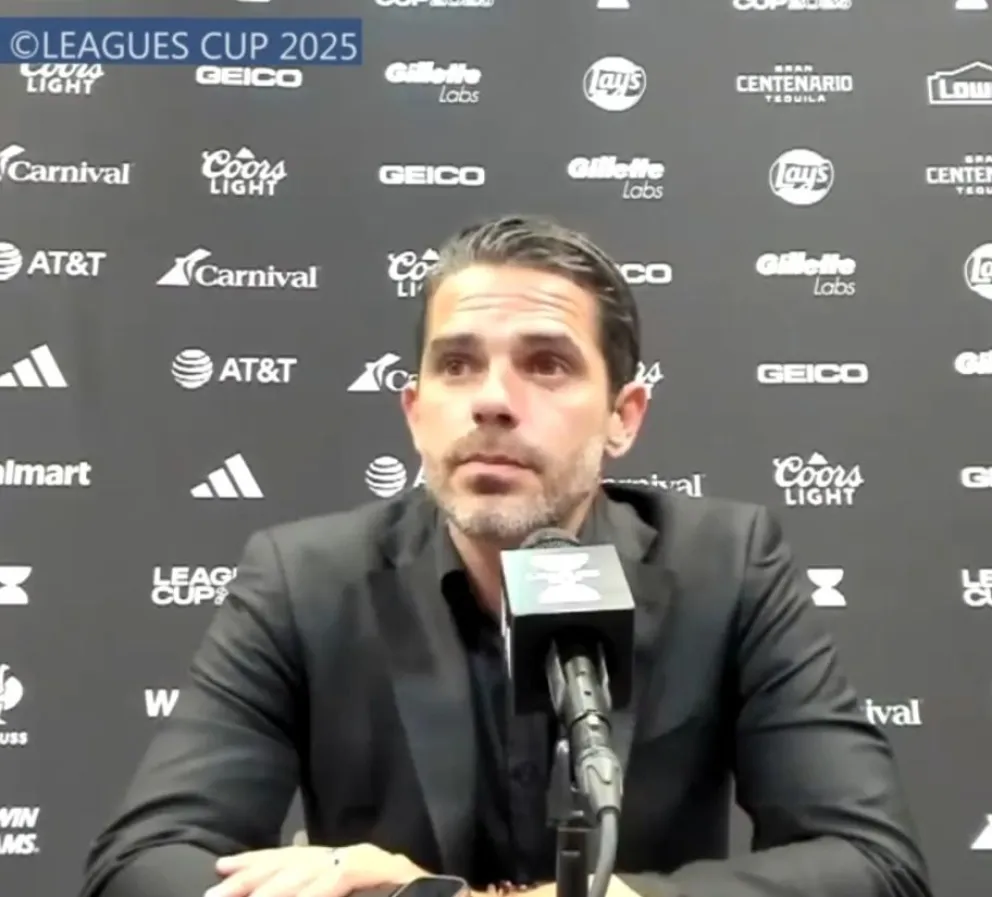 La reacción de Fernando Gago cuando le preguntaron por Boca en una insólita conferencia de prensa: “Me voy”. 