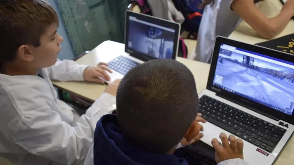 Tras la entrega de computadoras a docentes, esperan que los alumnos las reciban el mes que viene.