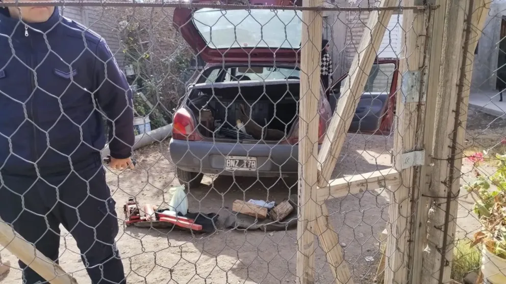 Revisión. La Policía buscó diversas pertenencias en el Ford Fiesta ubicado en la entrada de la vivienda donde se encontraba Salem.