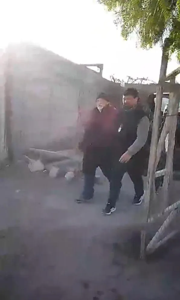 Detenido. Juan Carlos Salem es retirado de su casa en el Lote 20 el miércoles en la siesta, pero luego regresó a la propiedad con prisión domiciliaria.