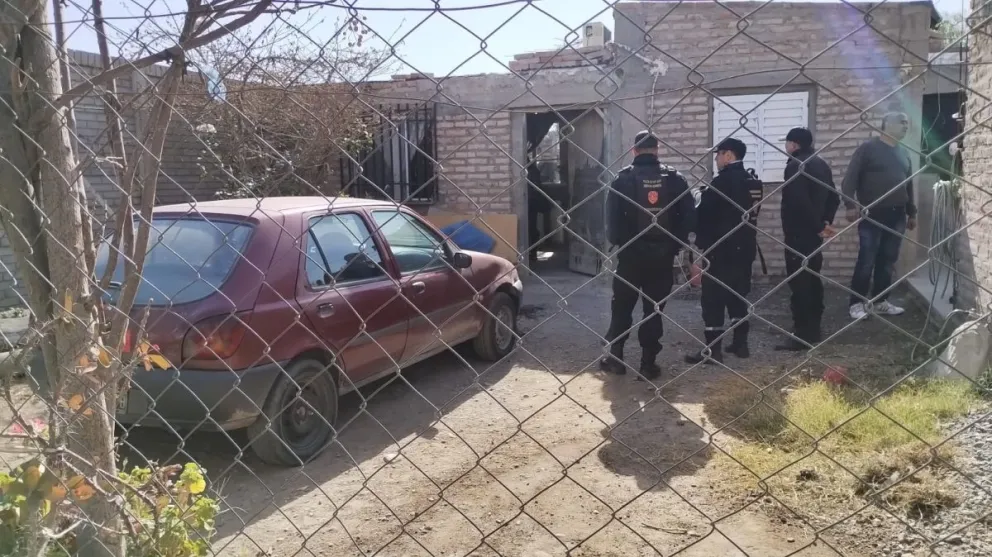 Por razones de salud, el presunto autor de la amenaza contra Lali permanece en su domicilio a la espera de la audiencia. 