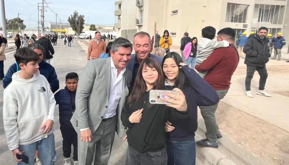 Tándem. El gobernador Orrego compartió una actividad oficial con el vice Fabián Martín durante la mañana de ayer. Por la tarde, volvieron a estar juntos en Rivadavia, donde ambos le imprimieron un tono electoral a sus definiciones.