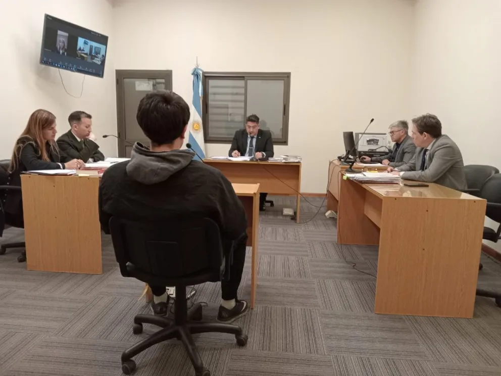 Juzgado. De espaldas, el hombre que intentó secuestrar una nena en diciembre pasado. No se muestra el rostro, ni se lo identifica, debido a los problemas de salud mental y adicciones que padece.