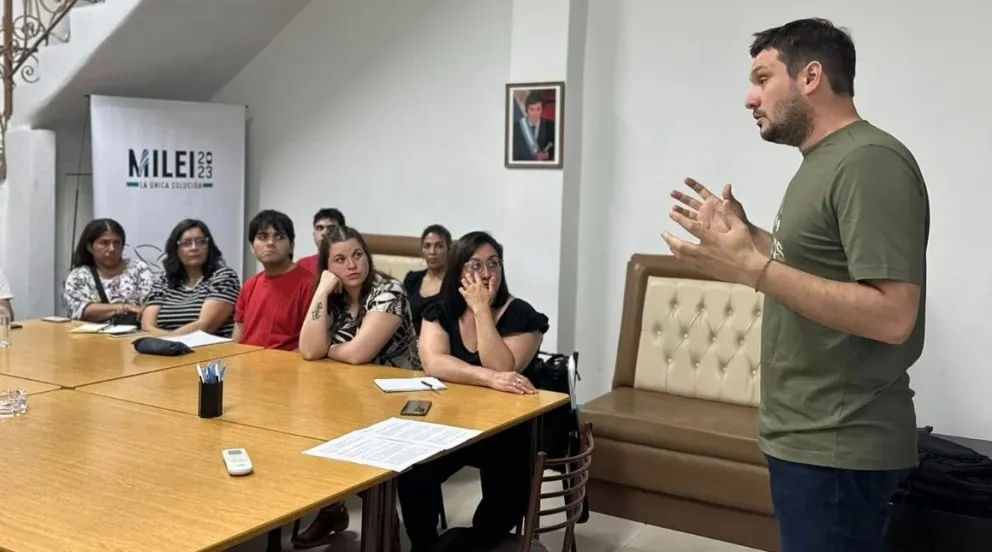Exposición. Abel Chiconi, durante un conversatorio en la sede del partido ADN. Vicepresidente del INV, suena como posible candidato a diputado nacional en primer término.