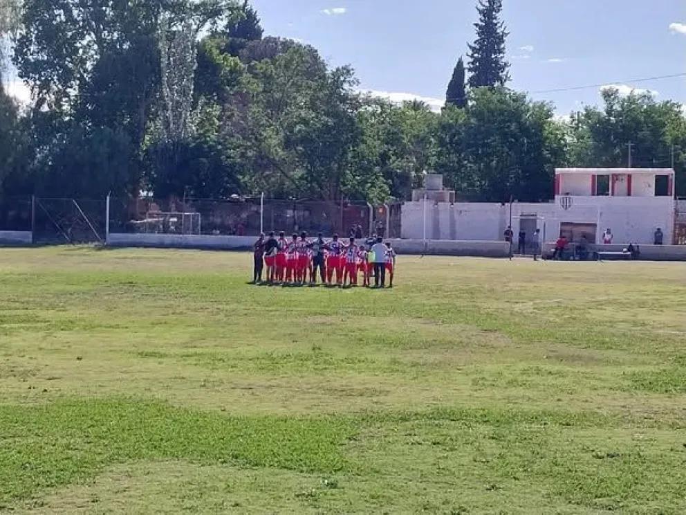 Foto de los futbolistas antes de arrancar el partido.