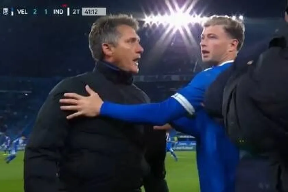 El ataque de furia de Guillermo Barros Schelotto contra el cuarto árbitro en Vélez- Independiente: “¿Cómo voy a hacer trampa?”.