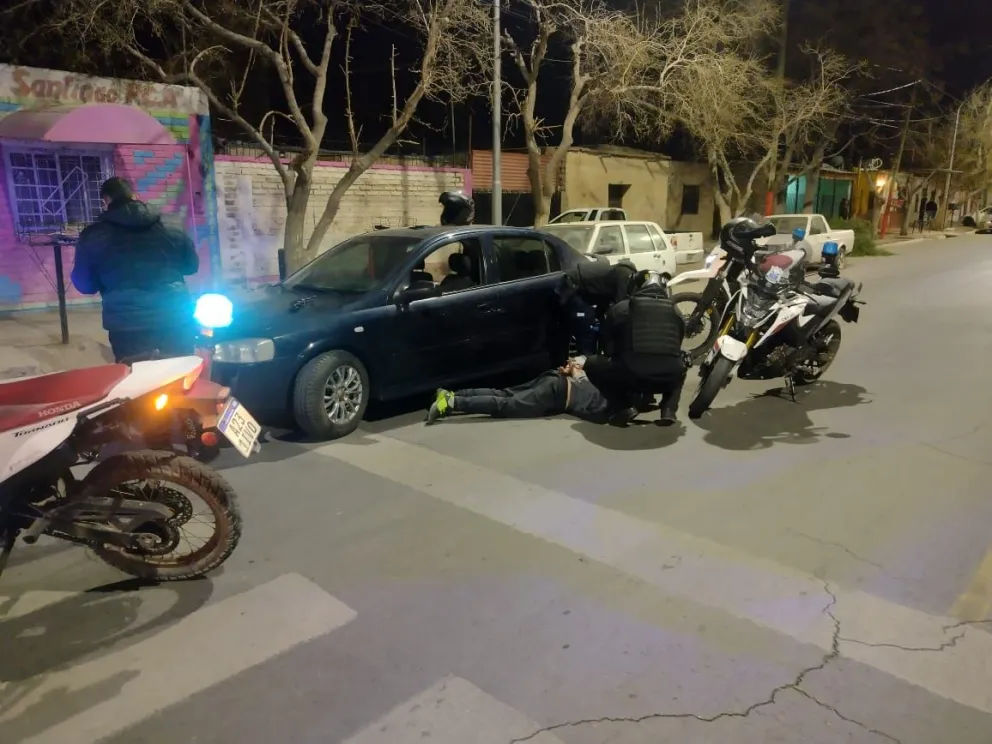 Detuvieron a un hombre que llevaba un revólver calibre 38 oculto en la cintura.