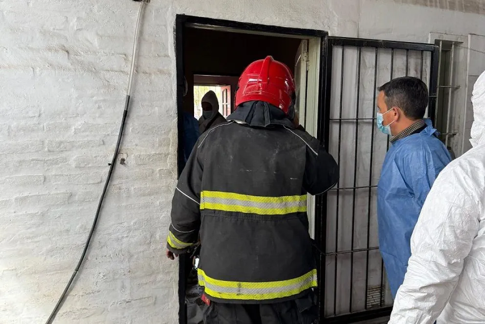 Personal de Bomberos encontró a una persona muerta en un domicilio de Capital. 