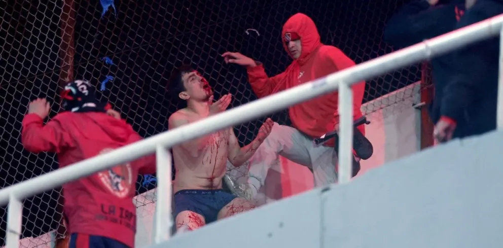 El embajador de Chile en la Argentina confirmó nueve heridos, uno de ellos grave, por la barbarie de Independiente vs la U. de Chile: “Entró al quirófano”. 