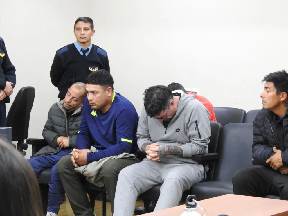 De izquierda de derecha, cuatro de los seis detenidos. Mauricio "Pitufo" Rodríguez, Lucas Rodrigo Solís, Carlos Maximiliano Páez y Gastón Ismael Guzmán. Atrás, con buzo rojo, Pablo "Dibu" Díaz
