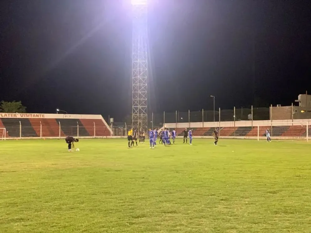 Foto del año pasado entre Unión y Trinidad, disputando el clásico rawsino.