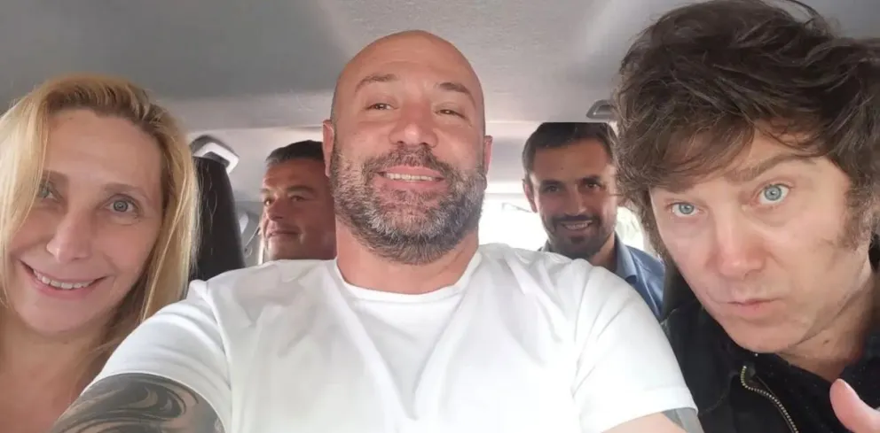 El exdirector de la Agencia Nacional de Discapacidad, Diego Spagnuolo, junto a Javier Milei, su hermana Karina y Martín Menem. Imagen: 1/1