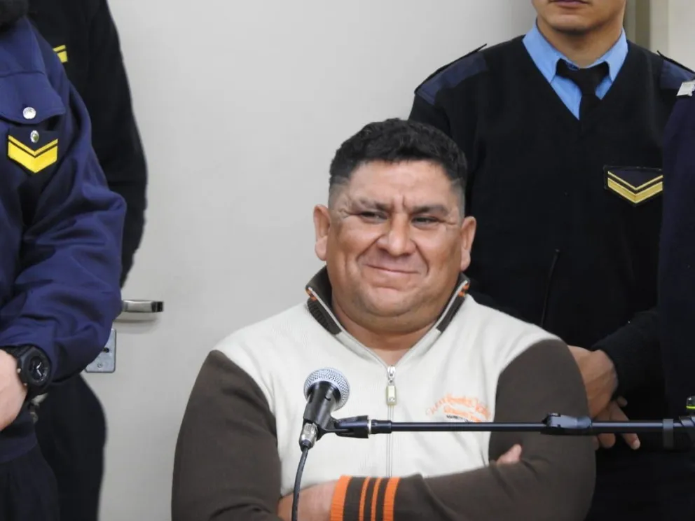 El     juicio contra "el Guascazo" inicio con polémica: para evitar ser fotografiado se levantó  del banquillo y debió  ser sacado por tres policías. 