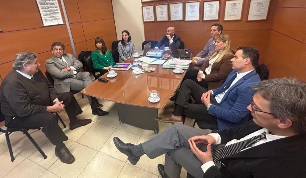 Decisión. La conducción del Tribunal de Cuentas, en una reunión con personal del organismo. Tras los dictámenes, la cúpula del organismo resuelve sobre las cuentas de municipios y reparticiones de la administración pública.