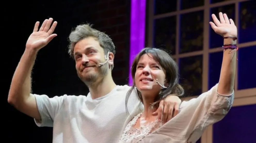 Gimena Accardi y Andrés Gil, juntos en Bahía Blanca tras el escándalo con Nicolás Vázquez: incomodidad y ovación en su obra.