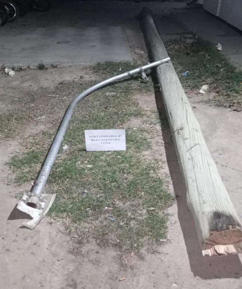 Detuvieron a dos jóvenes que cortaron un poste de luz a punto de caerse, luego los liberaron.