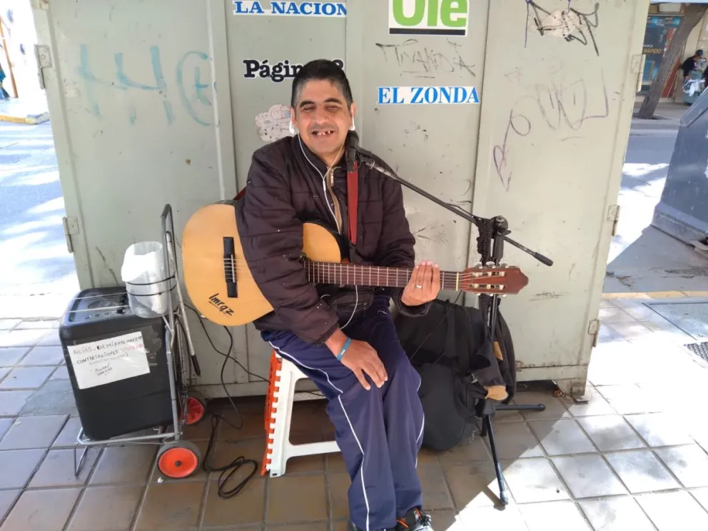 Le robaron el celular a un cantante no vidente y lanzó una campaña solidaria para recuperarlo. 