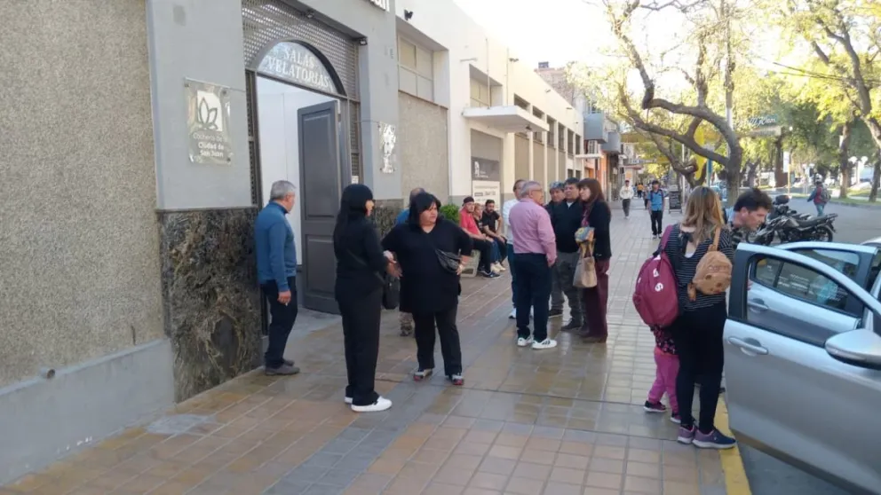 Despedida. En las Salas Velatorias de Capital, en Avenida Rawson, despiden los restos del Chango Huaqueño.